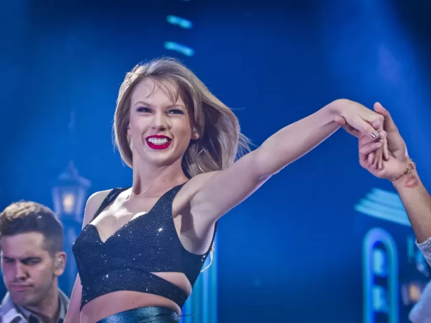 Taylor Swift Shares Behind-The-Scenes Footage From “Lavender Haze” Music Video Shoot
